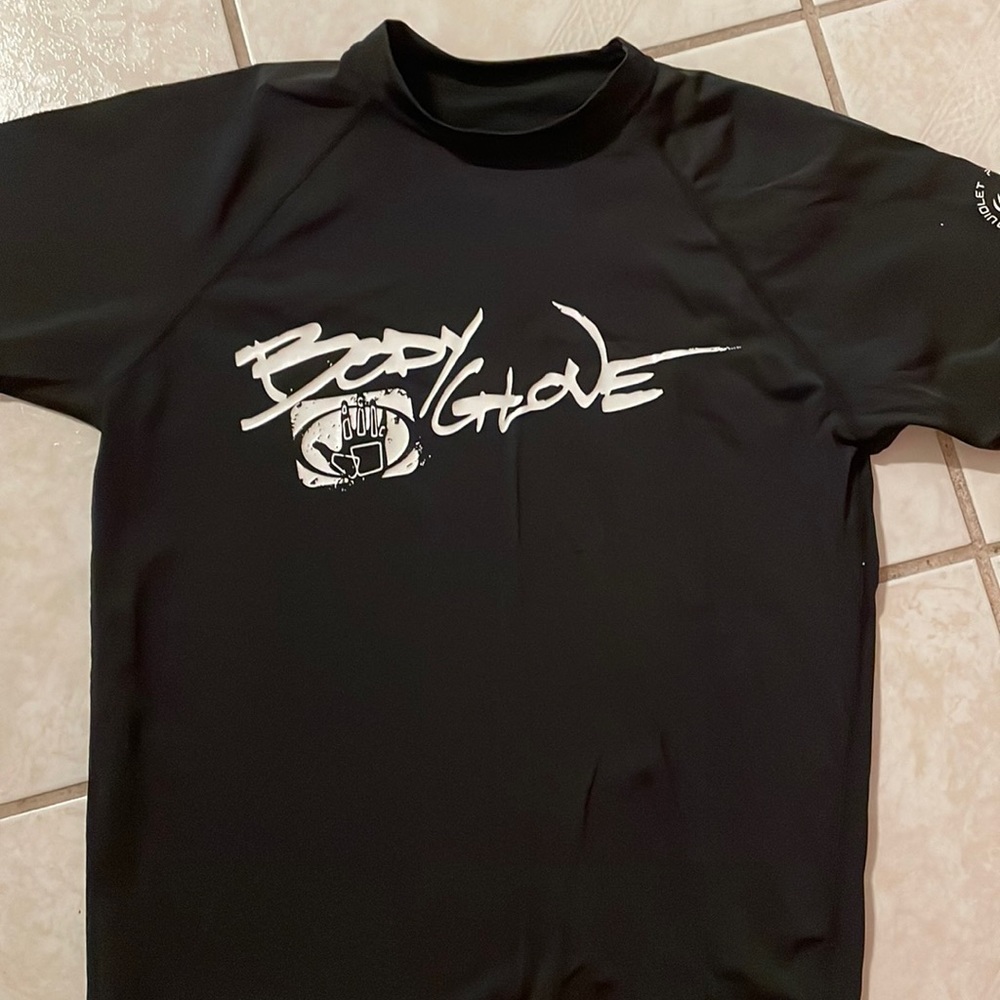 Body Glove Short Sleeve Shirt with UV Protection. Size Large. Size XL